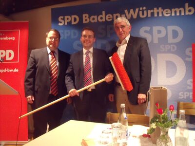 Zum Abschluss der Veranstaltung übergab der SPD-Kreisvorsitzende Jürgen Graner einen roten Besen an Peter Friedrich.