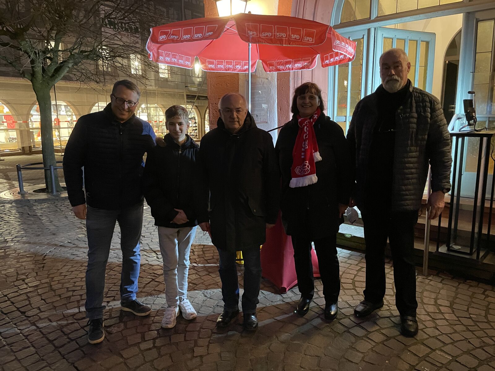 Gruppenbild bei Kundgebung mit MdB Josip Juratovic zur Corona-Politik der Bundesregierung am Mosbacher Marktplatz (03.02.2022).