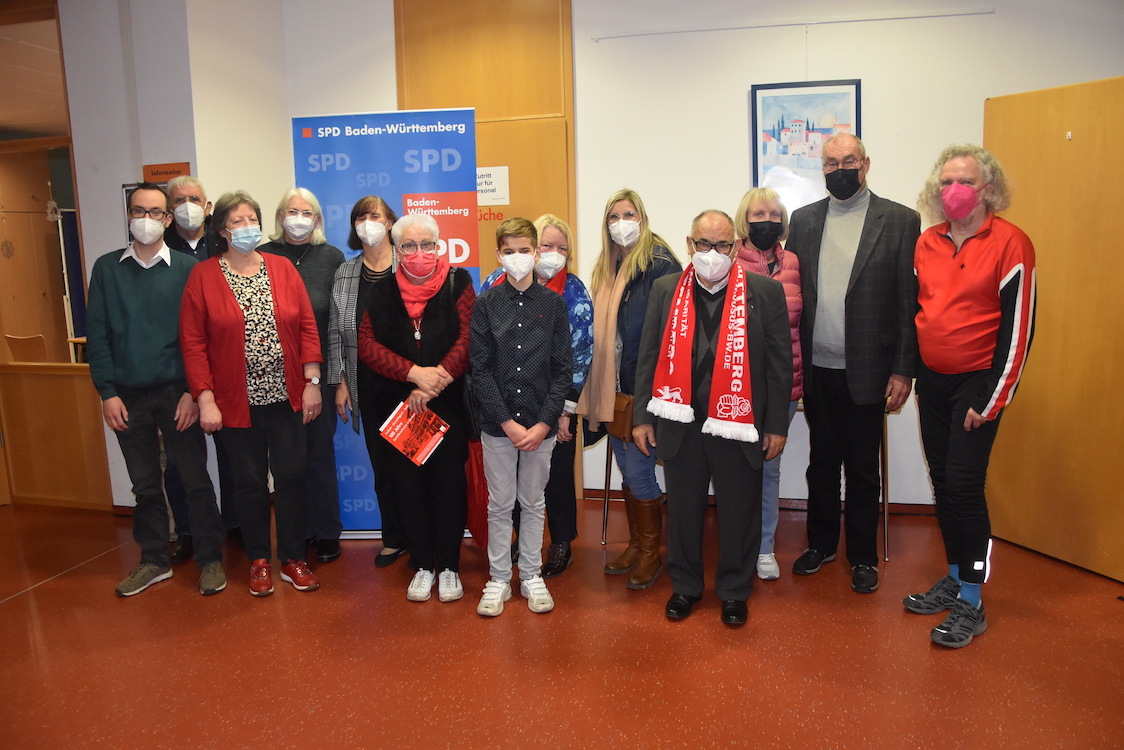 Die neue Vorstandschaft des SPD-Ortsvereins Große Kreisstadt Mosbach mit Neckarzimmern um die Vorsitzende, Kreisrätin Gabriele Teichmann (5.v.l.). Foto: SPD-Mosbach